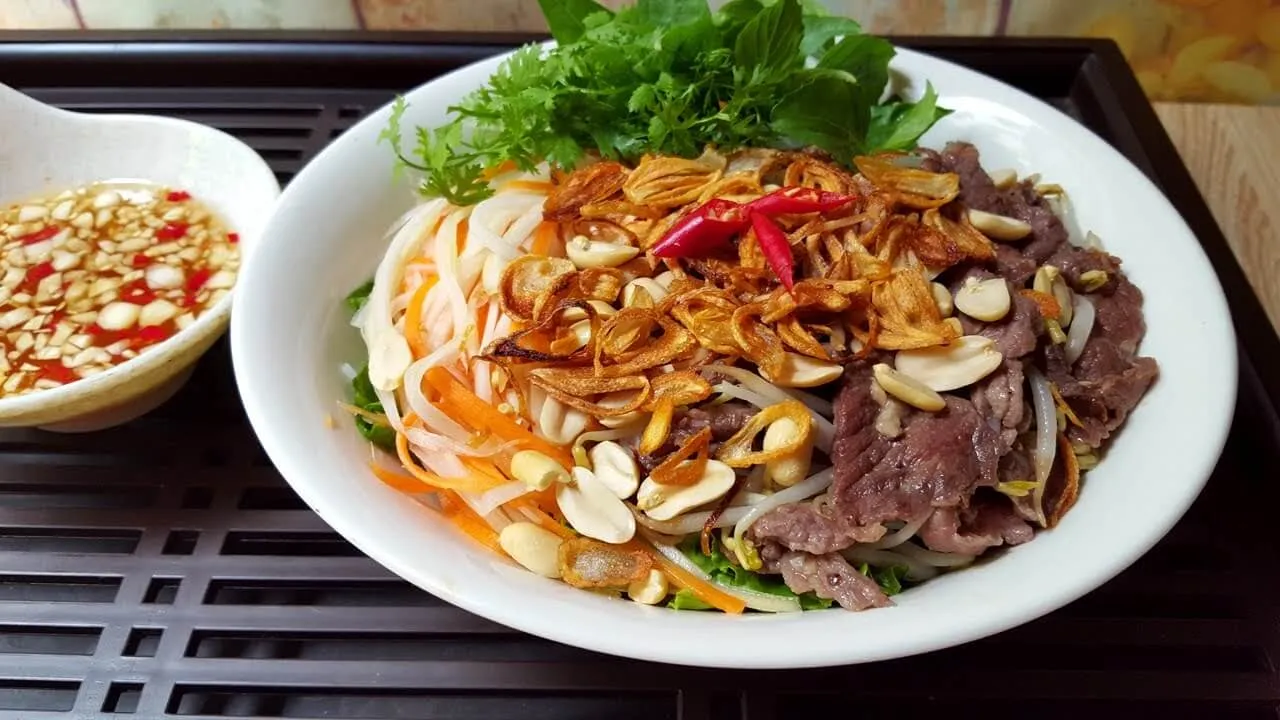 1 tô bún bò bao nhiêu calo? Ăn bún bò có dễ tăng cân không?