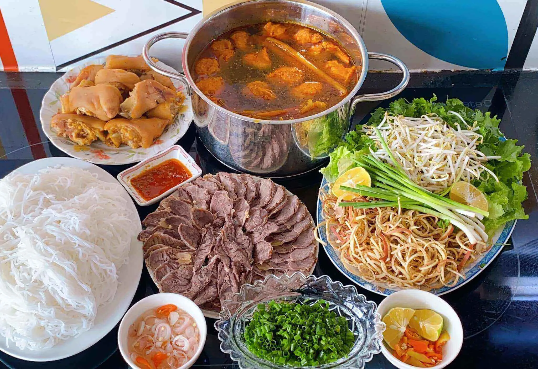 1 tô bún bò bao nhiêu calo? Ăn bún bò có dễ tăng cân không?