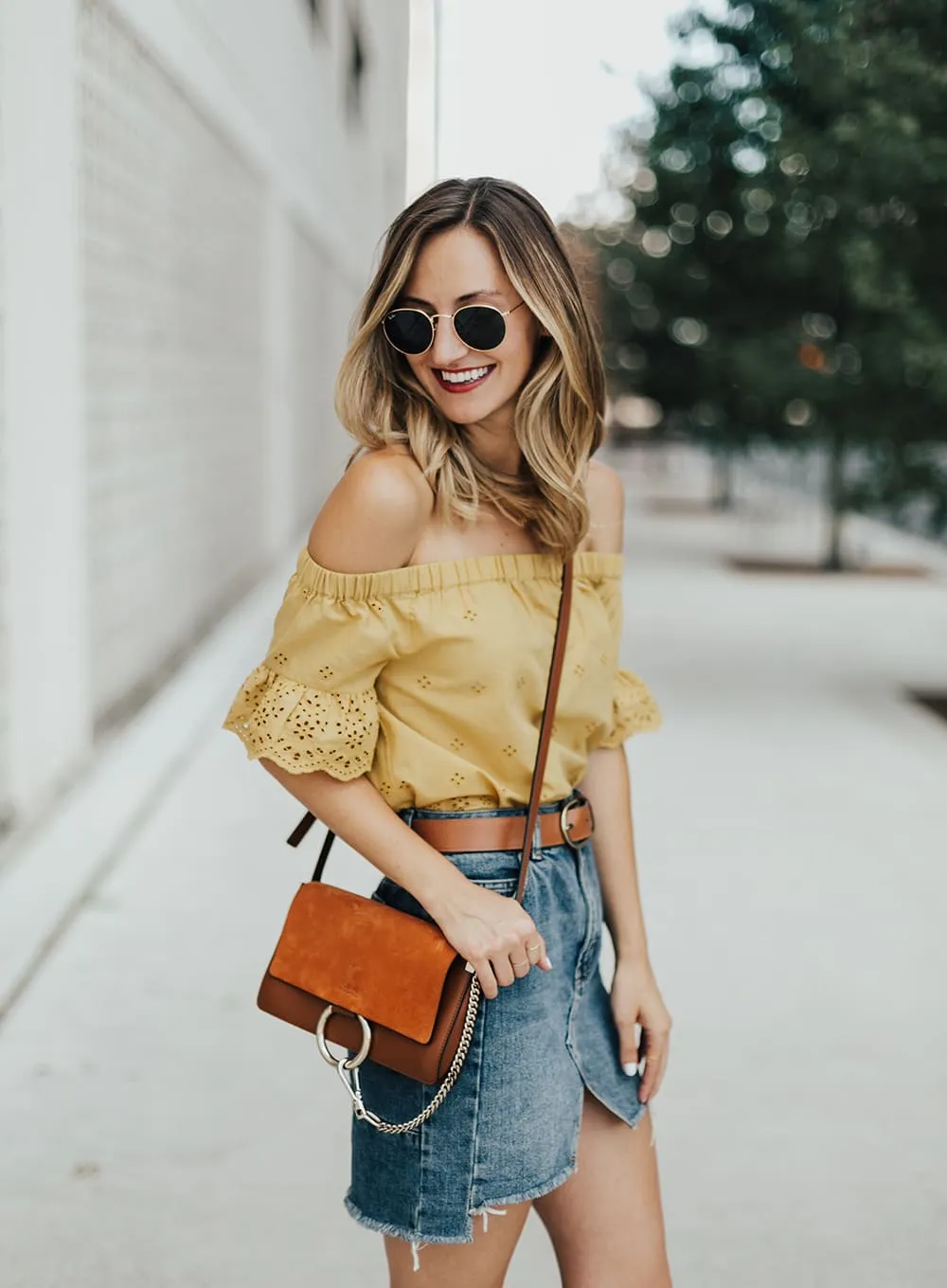 20 outfits phối đồ với áo trễ vai cho nàng thêm xinh xắn, điệu đà