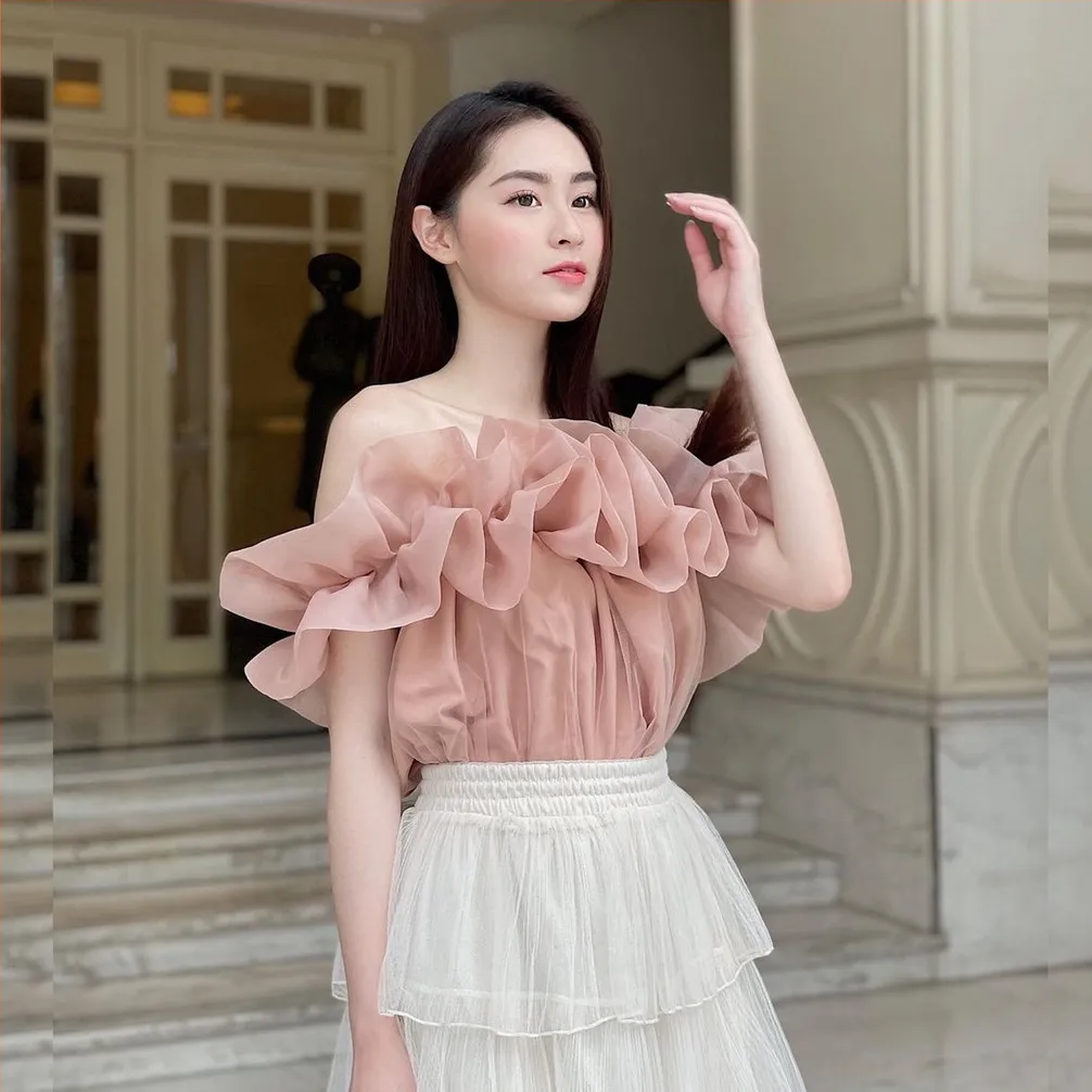 Áo blouse là gì? Những kiểu áo blouse thời trang nhất hiện nay