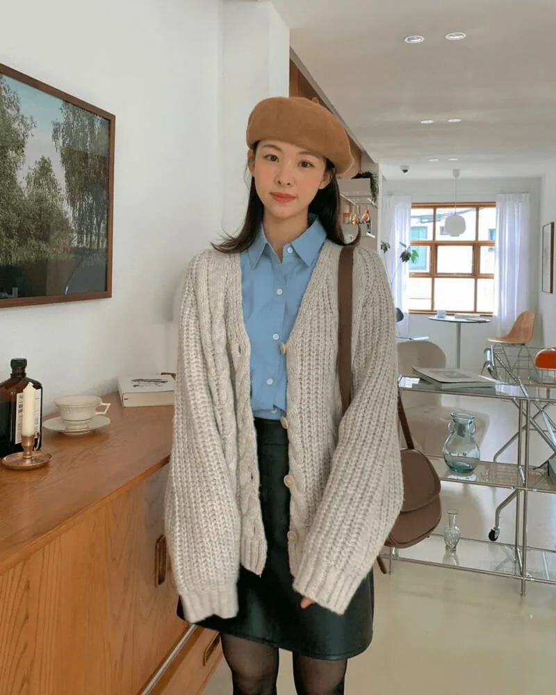 Áo Cardigan là gì? Những phong cách phối đồ thời trang với Cardigan