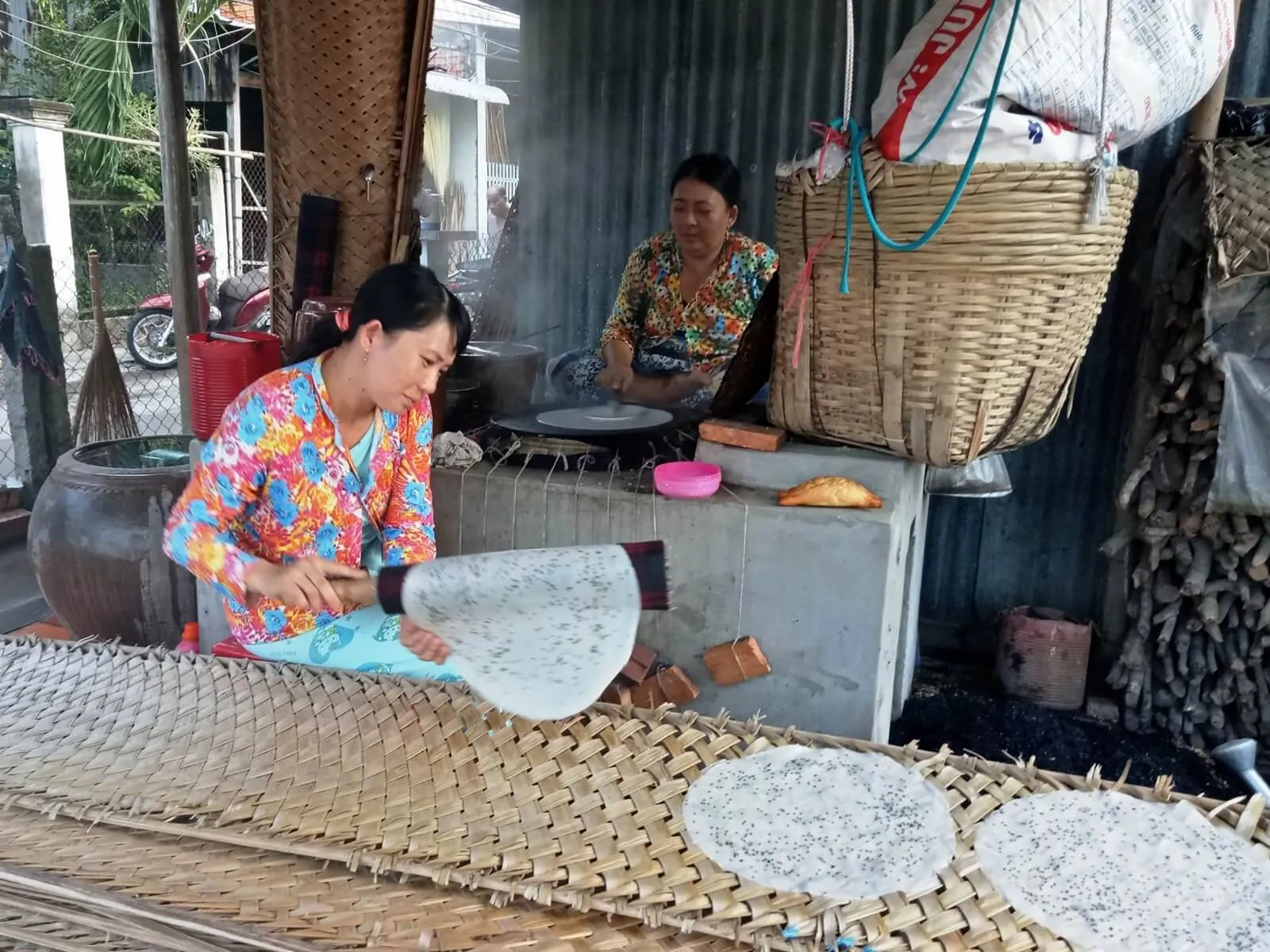 Bánh tráng bao nhiêu calo? Ăn có bị béo và nổi mụn không?