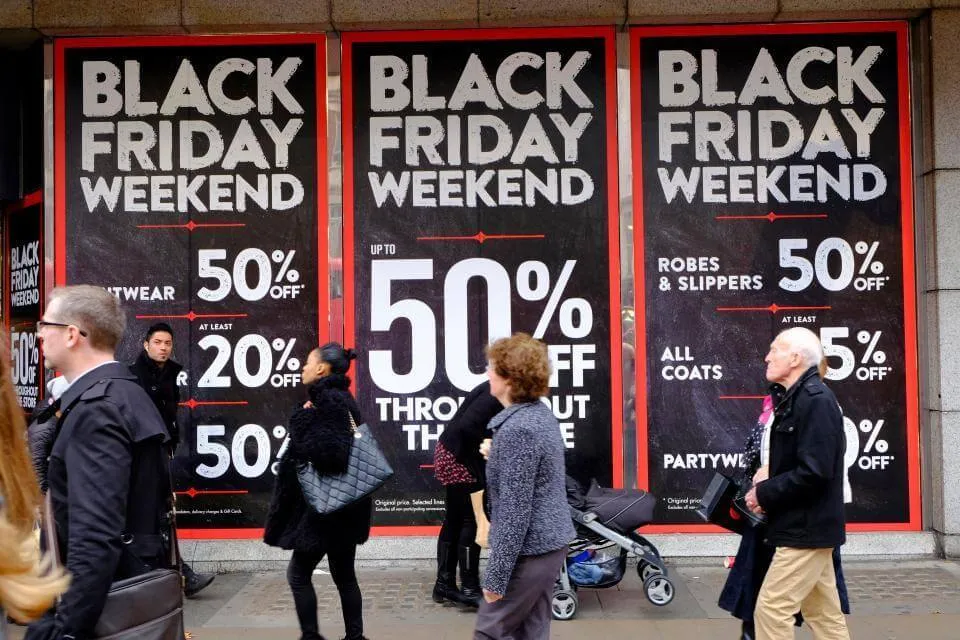 Bí quyết săn sale: Black Friday nên và không nên mua gì?