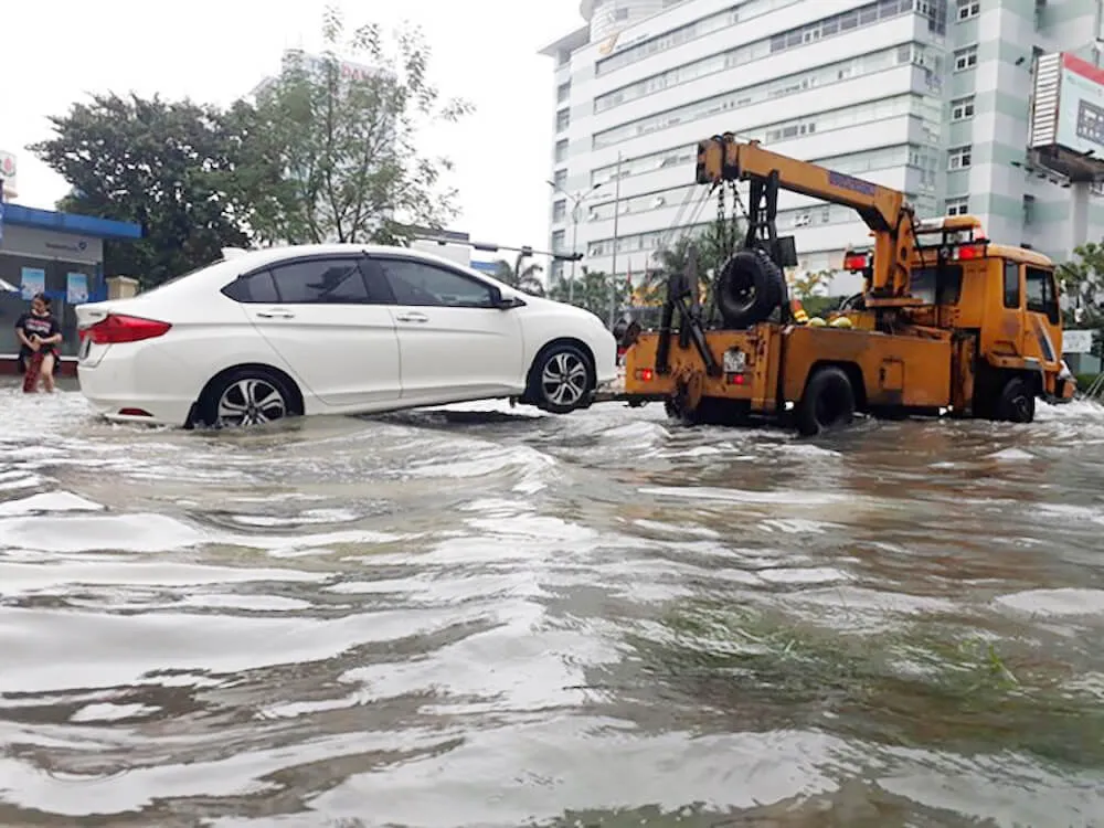 Bỏ túi 10 lưu ý lái ô tô vào mùa mưa lũ để phòng tránh sự cố