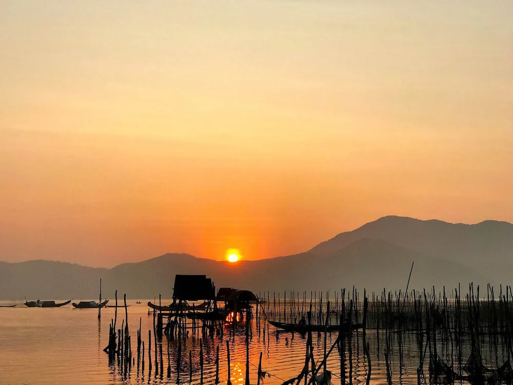 Chiêm ngưỡng Vịnh Lăng Cô – ‘tiên cảnh chốn trần gian’ không thể bỏ lỡ tại Huế