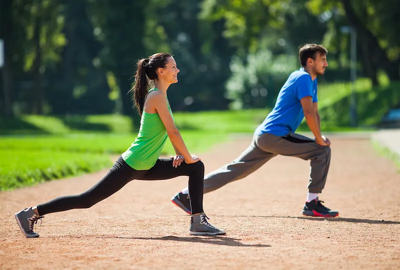 Có nên ngủ gác chân lên đầu gối? Tư thế ngủ này dẫn đến hậu quả gì?