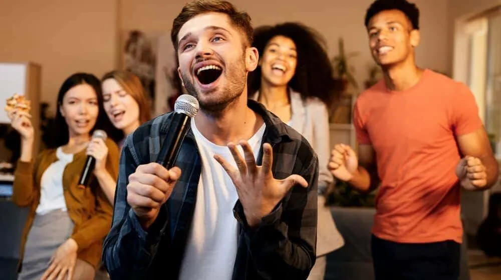 Điểm danh top 33 bài hát karaoke cho nam hay, dễ thể hiện