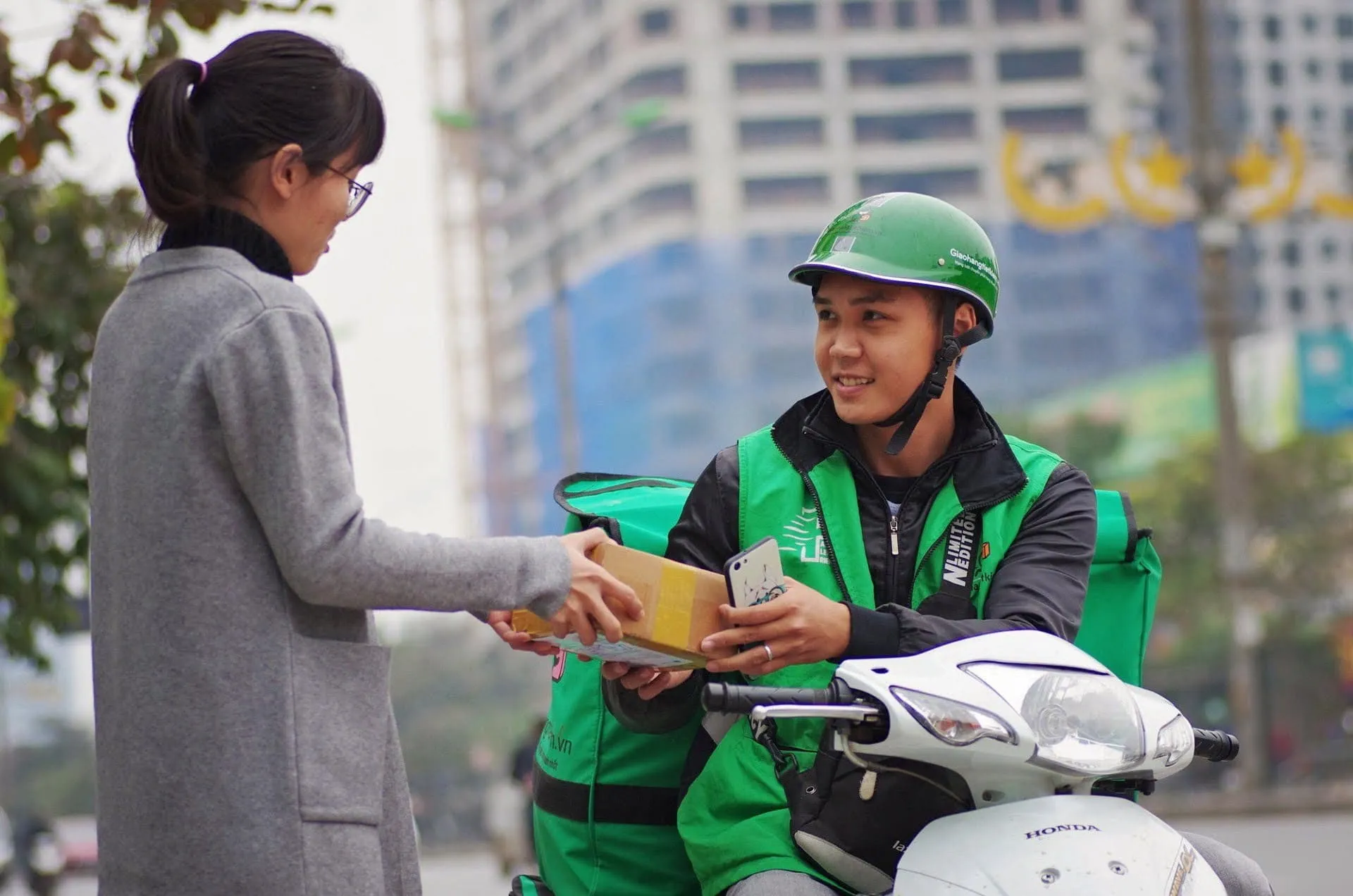 Giao Hàng Tiết Kiệm (GHTK): Cách tra cứu vận đơn, bảng giá, tổng đài chi tiết nhất