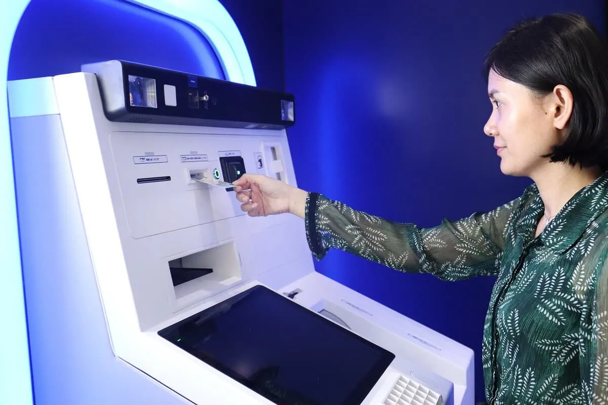 Hướng dẫn cách rút tiền từ thẻ ATM và những lưu ý quan trọng