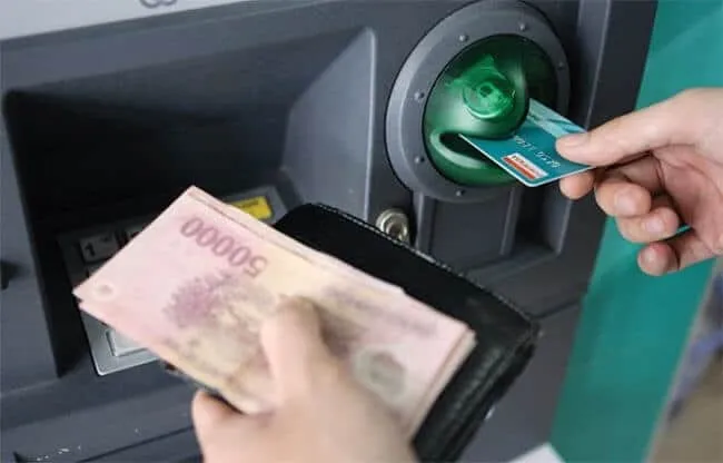 Hướng dẫn cách rút tiền từ thẻ ATM và những lưu ý quan trọng