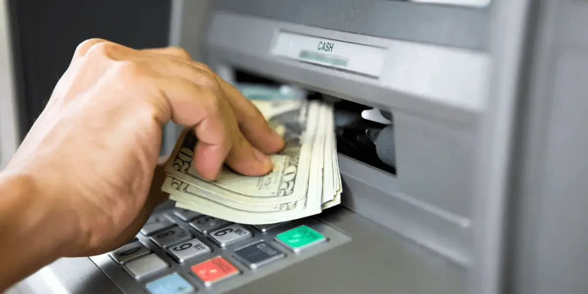 Hướng dẫn cách rút tiền từ thẻ ATM và những lưu ý quan trọng