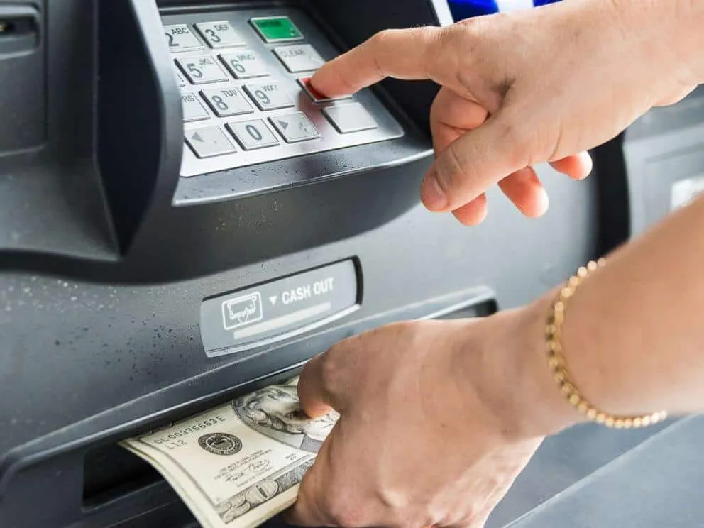 Hướng dẫn cách rút tiền từ thẻ ATM và những lưu ý quan trọng