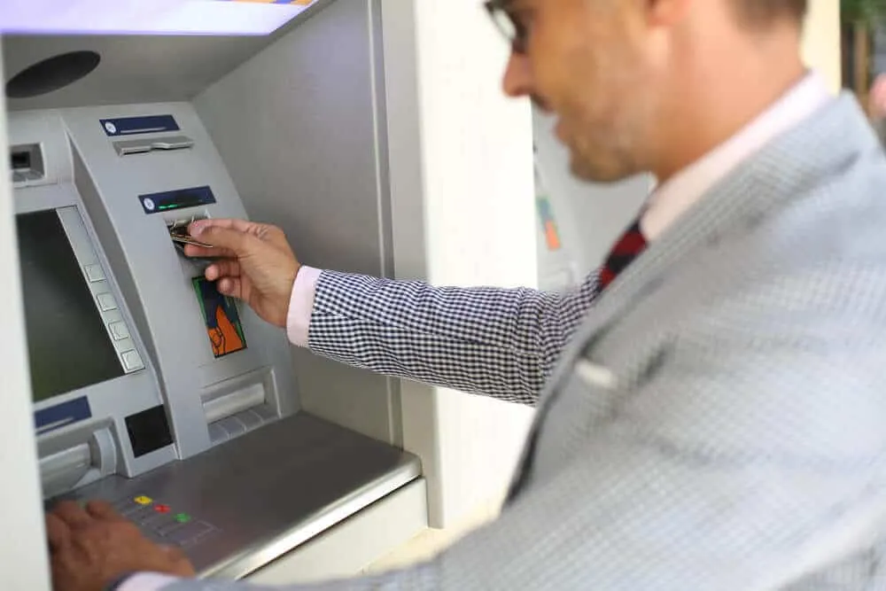 Hướng dẫn cách rút tiền từ thẻ ATM và những lưu ý quan trọng