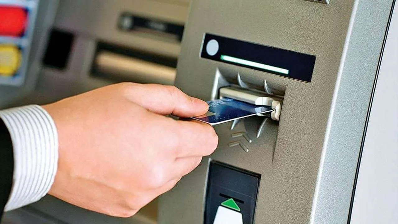 Hướng dẫn cách rút tiền từ thẻ ATM và những lưu ý quan trọng