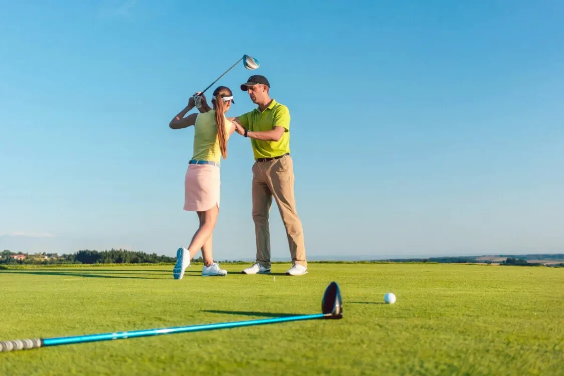 Hướng dẫn dáng đứng đánh golf chuẩn cho người mới chơi