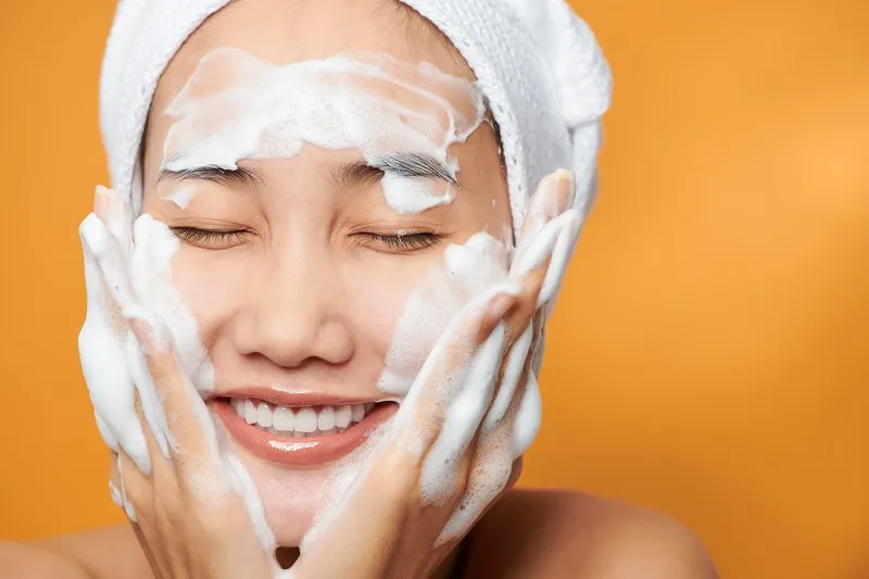 Hướng dẫn quy trình skincare cho da khô mụn trở nên mịn màng tươi sáng