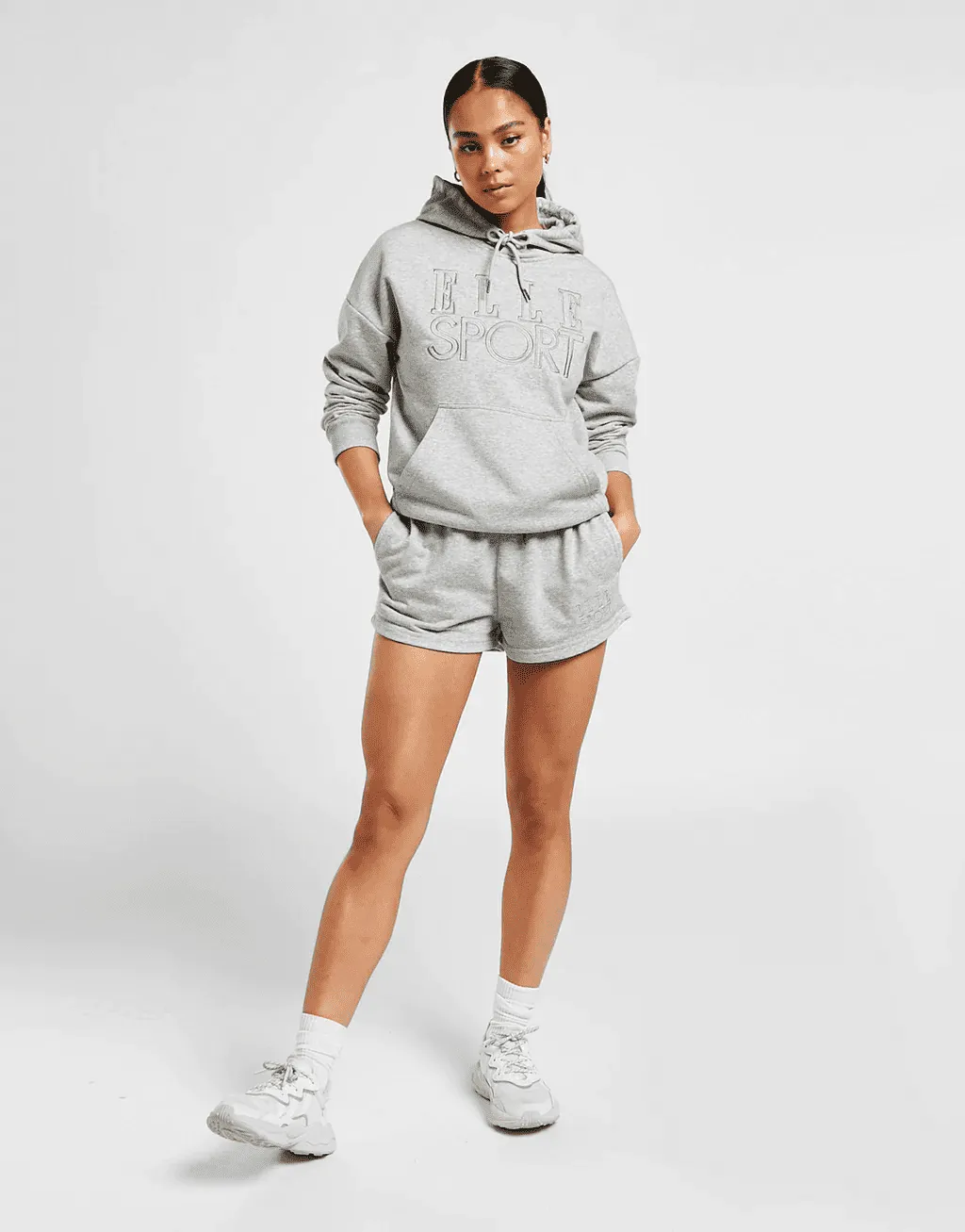 Mách bạn 10+ kiểu phối đồ với áo hoodie nữ sành điệu năng động