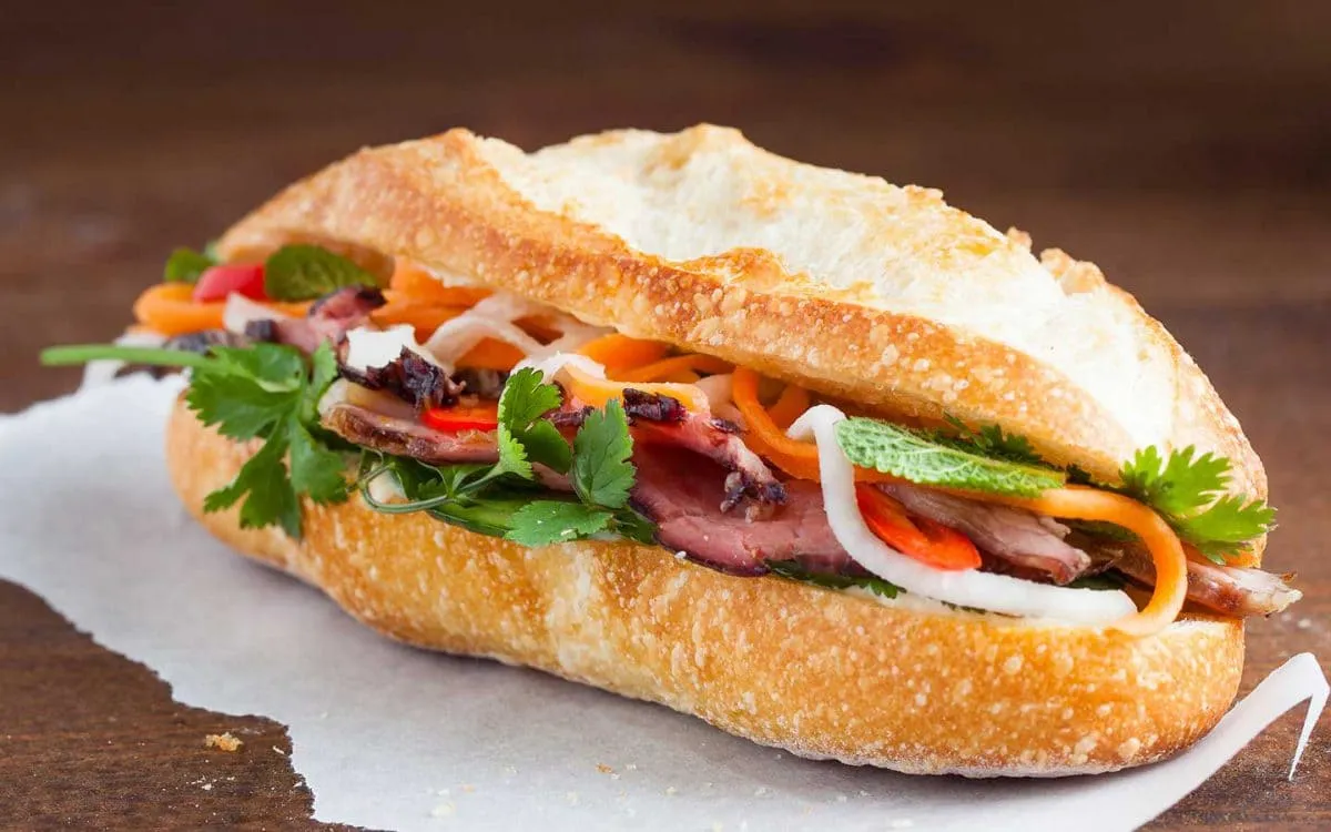 Một chiếc bánh mì thịt bao nhiêu calo? Ăn bánh mì thịt có tăng cân không?