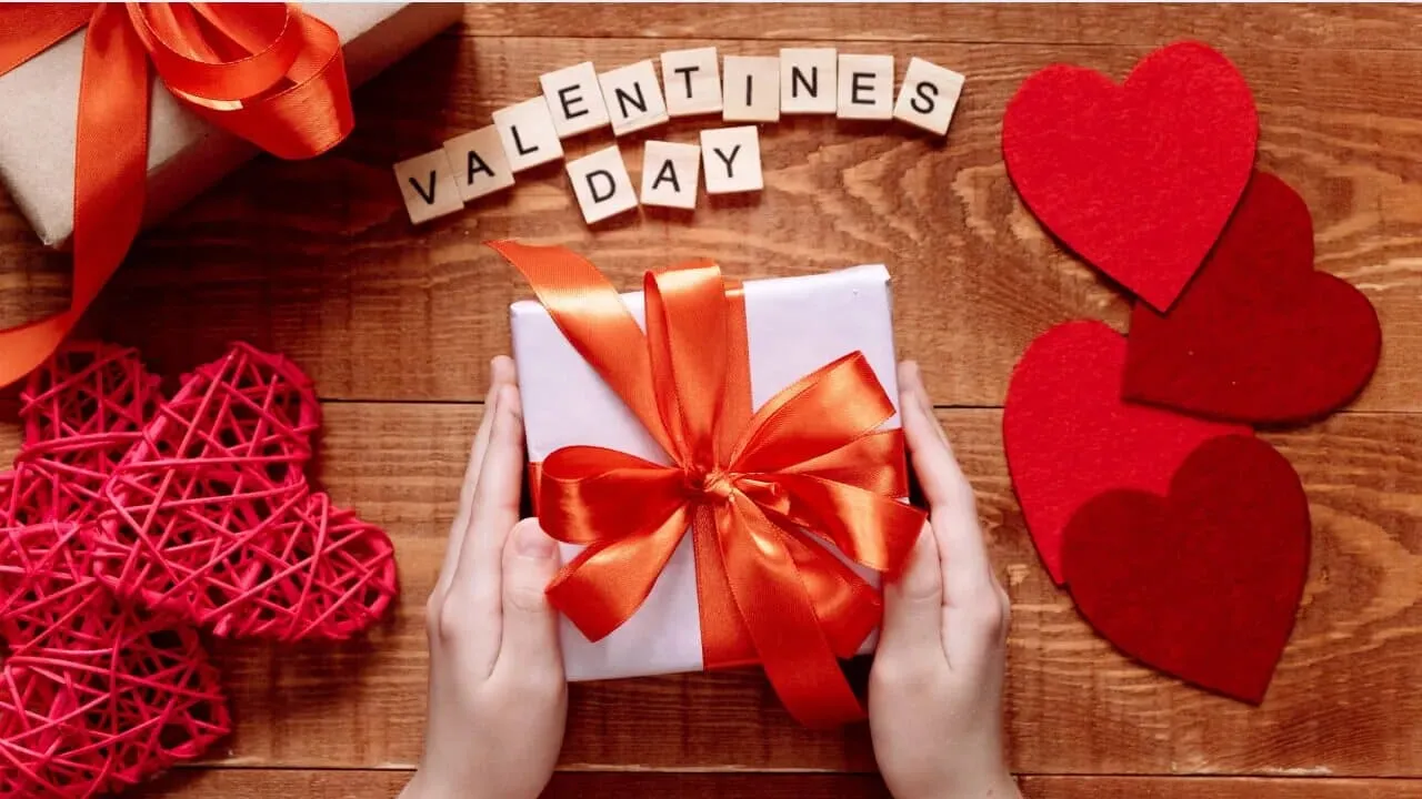 Ngày Valentine ai tặng quà cho ai? Gợi ý những món quà ý nghĩa