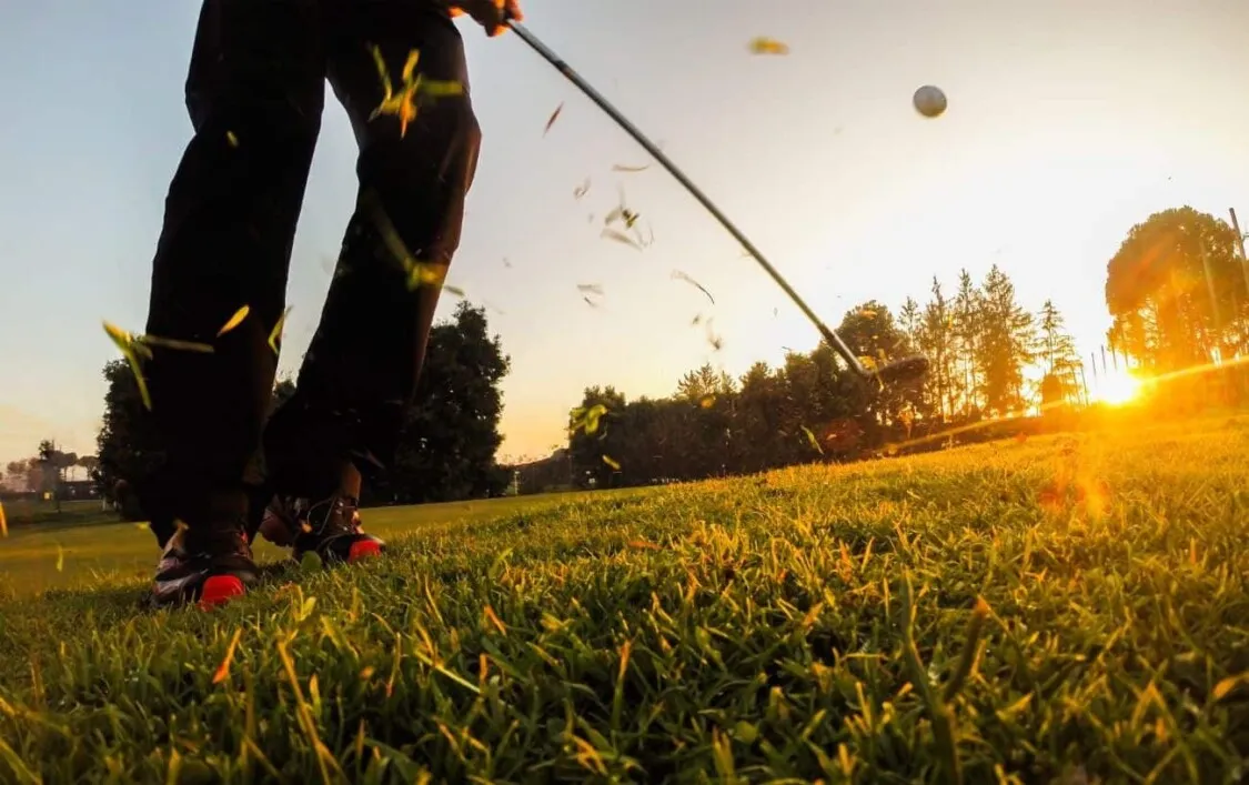 Pitching golf là gì? Cách phân biệt kỹ thuật Chipping và Pitching dễ hiểu nhất