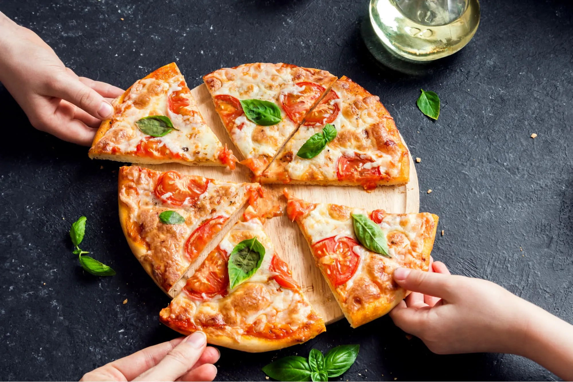 Pizza bao nhiêu calo? Ăn nhiều pizza có tốt hay không?