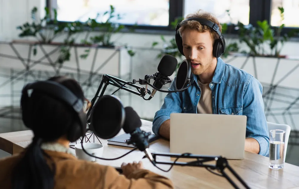 Podcast là gì? Những lợi ích tuyệt vời của Podcast bạn nên biết