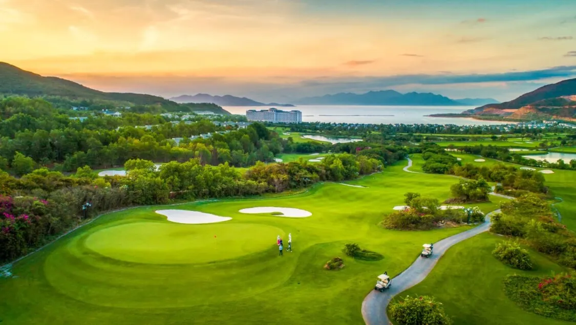 Sân golf có bao nhiêu lỗ? Nên chọn sân golf nào thì tốt?