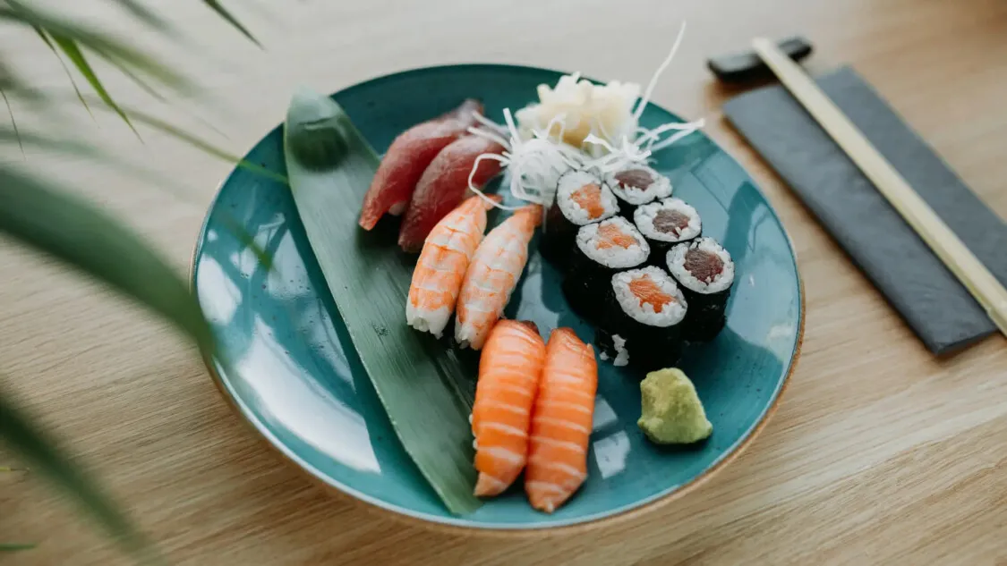 Sushi là gì? Sashimi là gì? Cách phân biệt sushi với sashimi