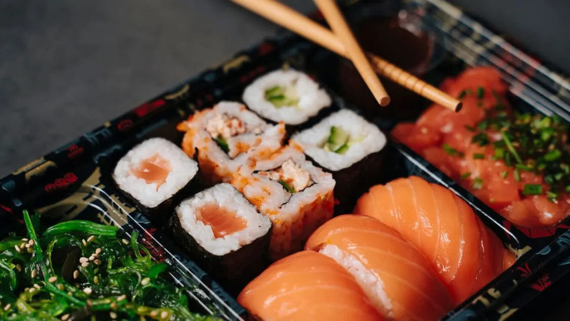 Sushi là gì? Sashimi là gì? Cách phân biệt sushi với sashimi