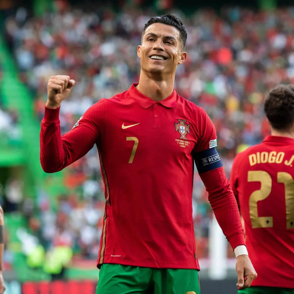 Top 11 cầu thủ bóng đá giàu nhất thế giới: Ronaldo và Messi ‘lép vế’ trước đại diện từ Đông Nam Á