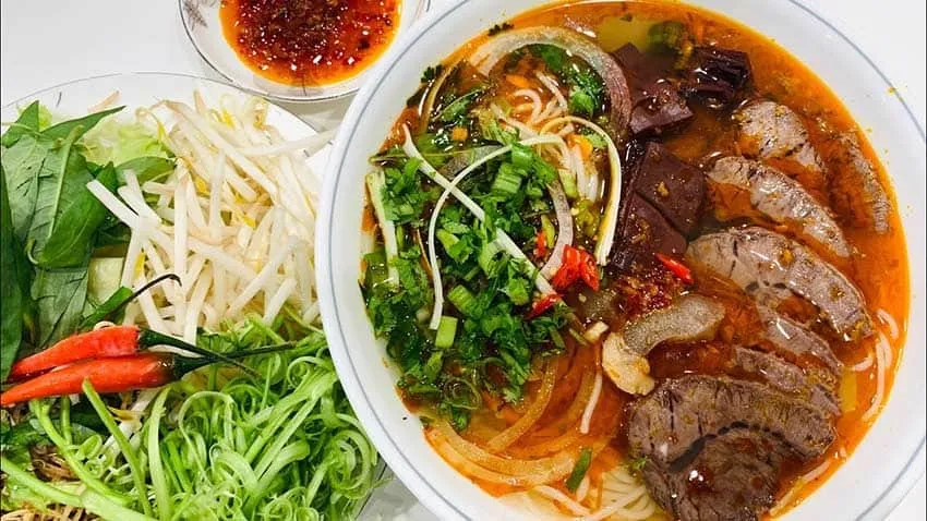 TOP 12 quán bún bò Huế ngon nhất TP.HCM đúng chuẩn hương vị Cố đô