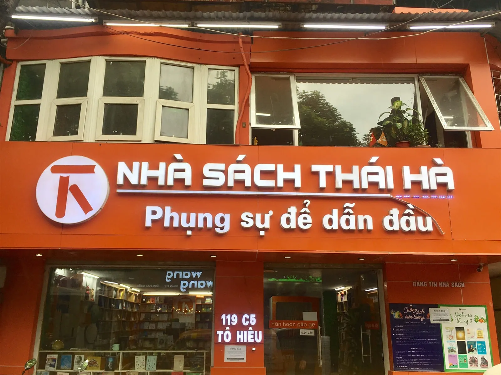 Top 15 nhà sách Hà Nội cực hot dành cho những người mê sách