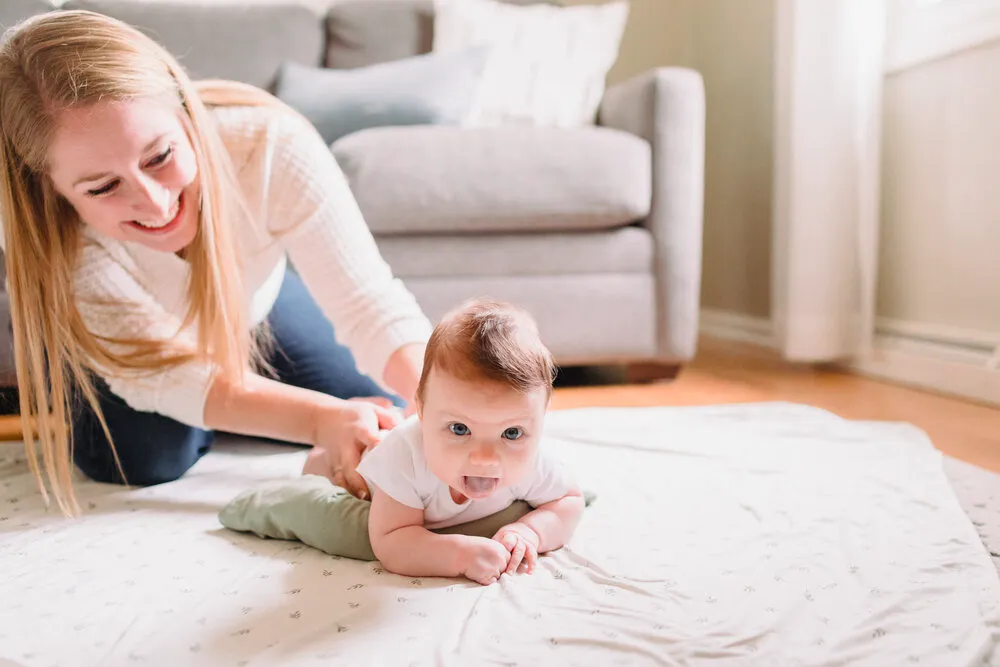 Tummy time là gì? Hướng dẫn 4 bài tập nằm sấp cho trẻ sơ sinh