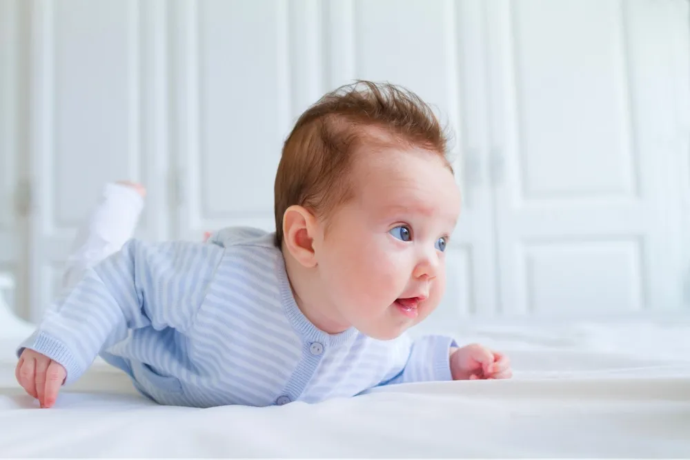 Tummy time là gì? Hướng dẫn 4 bài tập nằm sấp cho trẻ sơ sinh