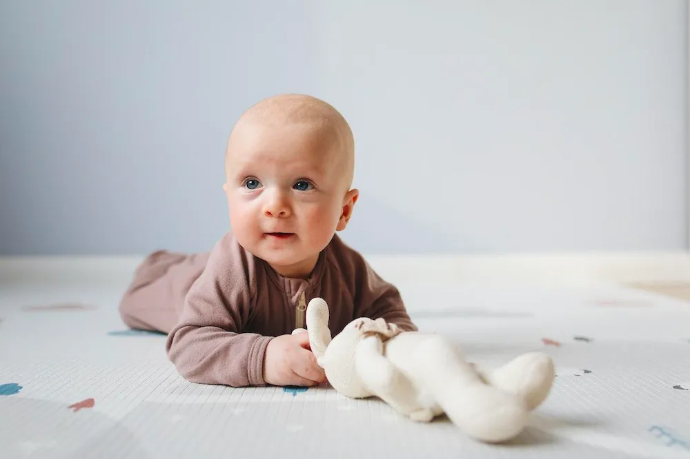 Tummy time là gì? Hướng dẫn 4 bài tập nằm sấp cho trẻ sơ sinh