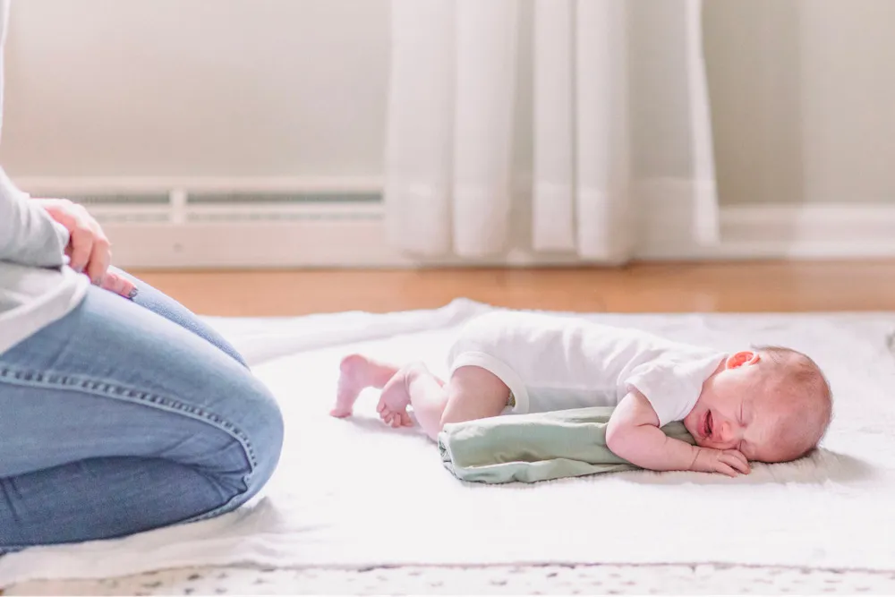 Tummy time là gì? Hướng dẫn 4 bài tập nằm sấp cho trẻ sơ sinh